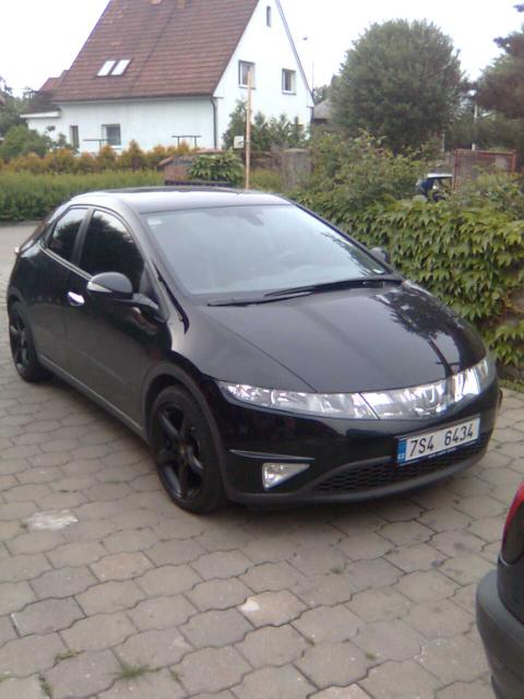 Tady je__t__ nejsou tmav__ skla a __erven__ brzdy.jpg