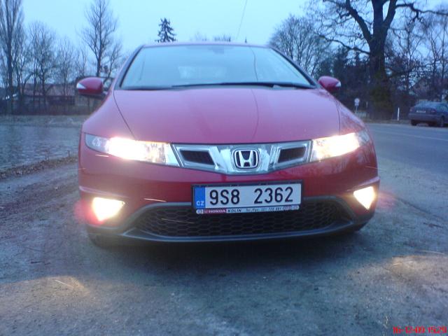 Zapnutá přední světla a mlhovky