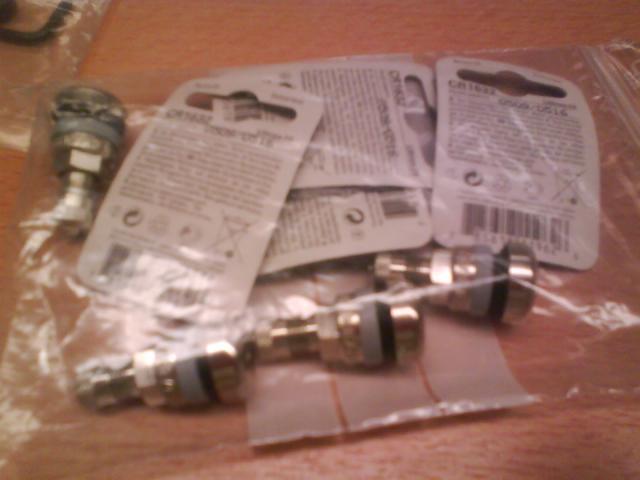 Detail na prislusenstvo - sacok s ventilmi a nahradnymi baterkami do senzorov; ventily su kovove a celkom tazke...