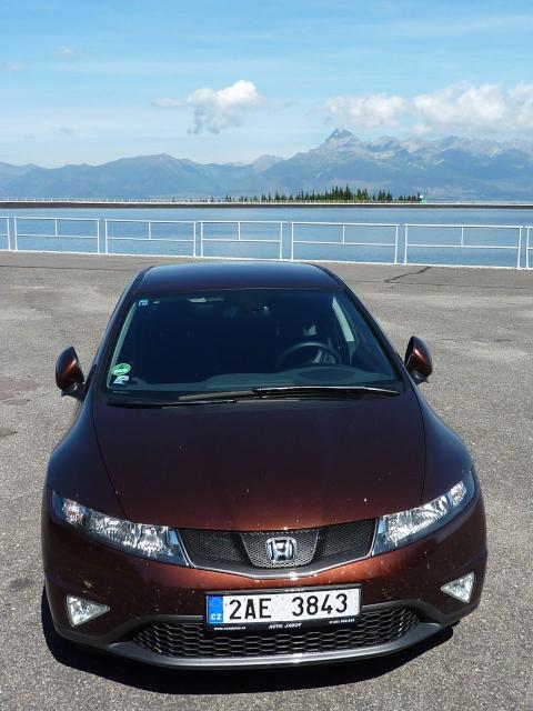 Horní přehrada Črierný Váh a v pozadí Kriváň