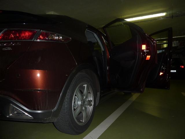 Trocha pasivní bezpečnosti, "osvětlení" dveří při otevření v noci.