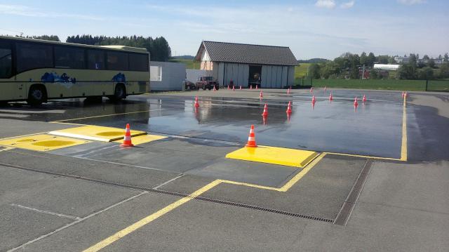 Deska na rozhození zadní nápravy s vodními stěnami vzadu