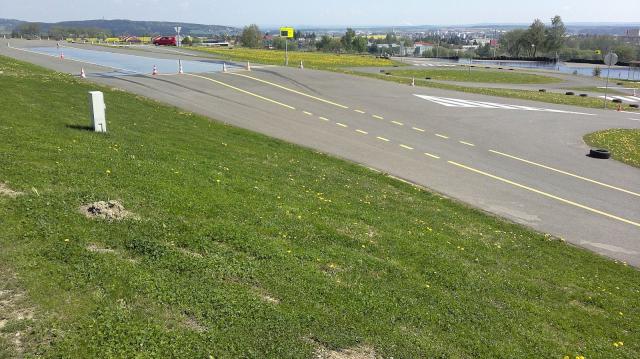 Aquaplanningová vana s nájezdem - "jump"