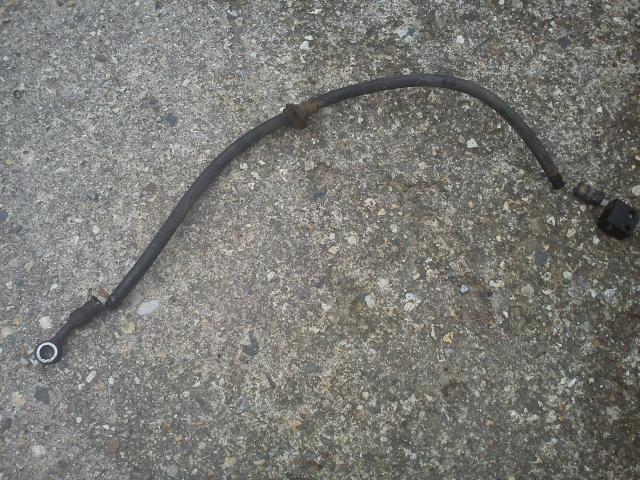 hadička na díly - levá část urvaná v provozu, pravá úmyslně při pokusech s kostičkou