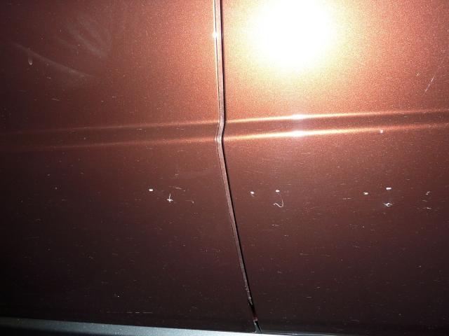 Omlácený lak na obou dveřích.