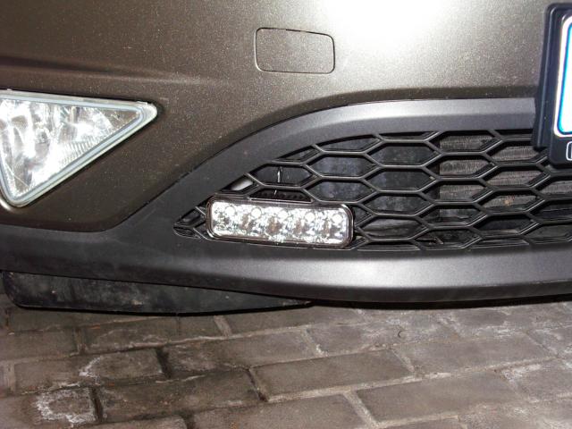 Detail montáže světlometu denního svícení, zhasnuto