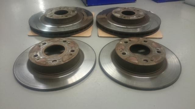 Přední i zadní kotouče na hraní