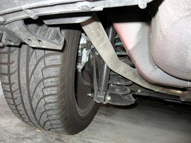 Levá strana auta - elegantní výfuk